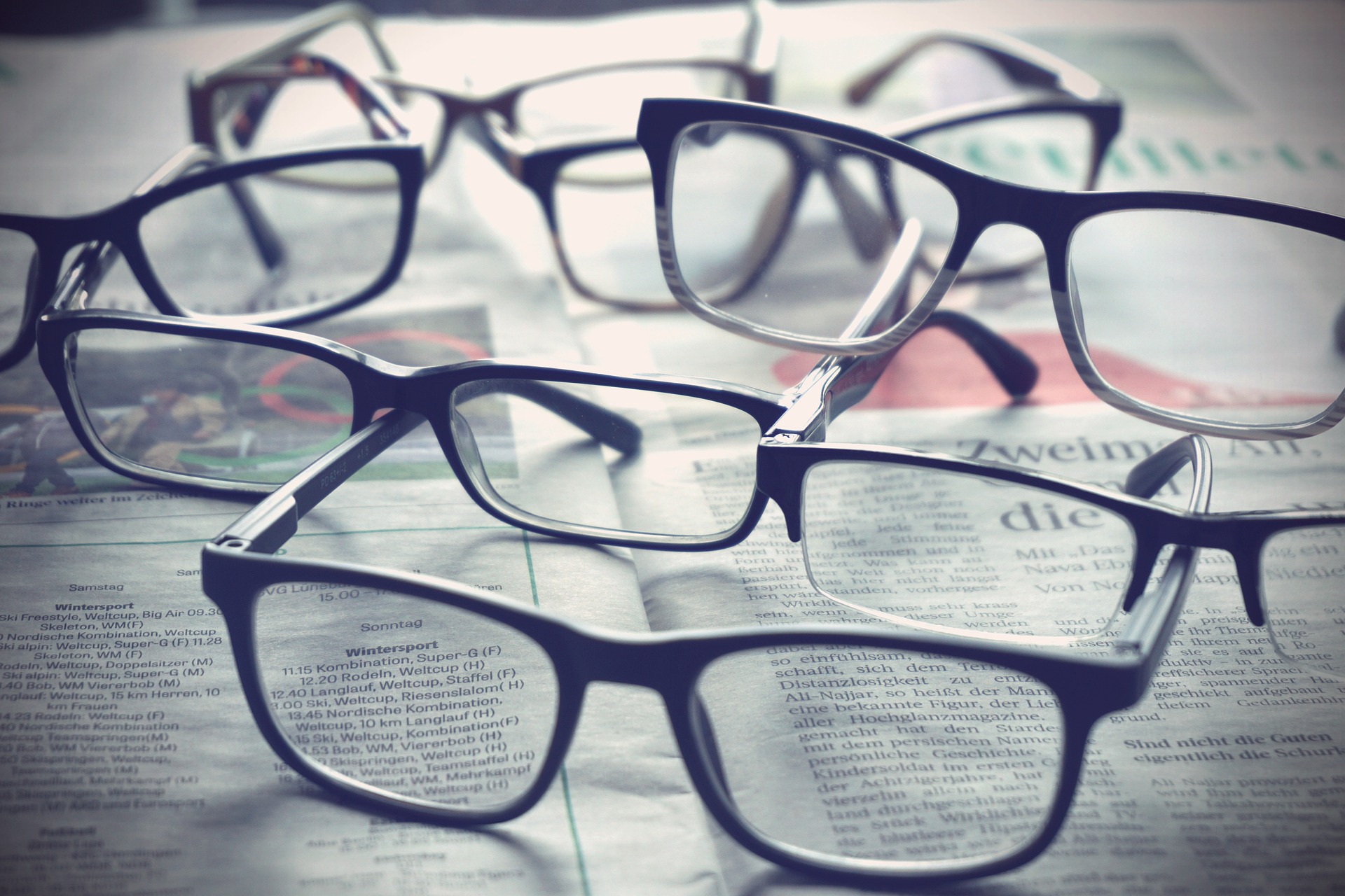 Glasögon som ligger på tidningar